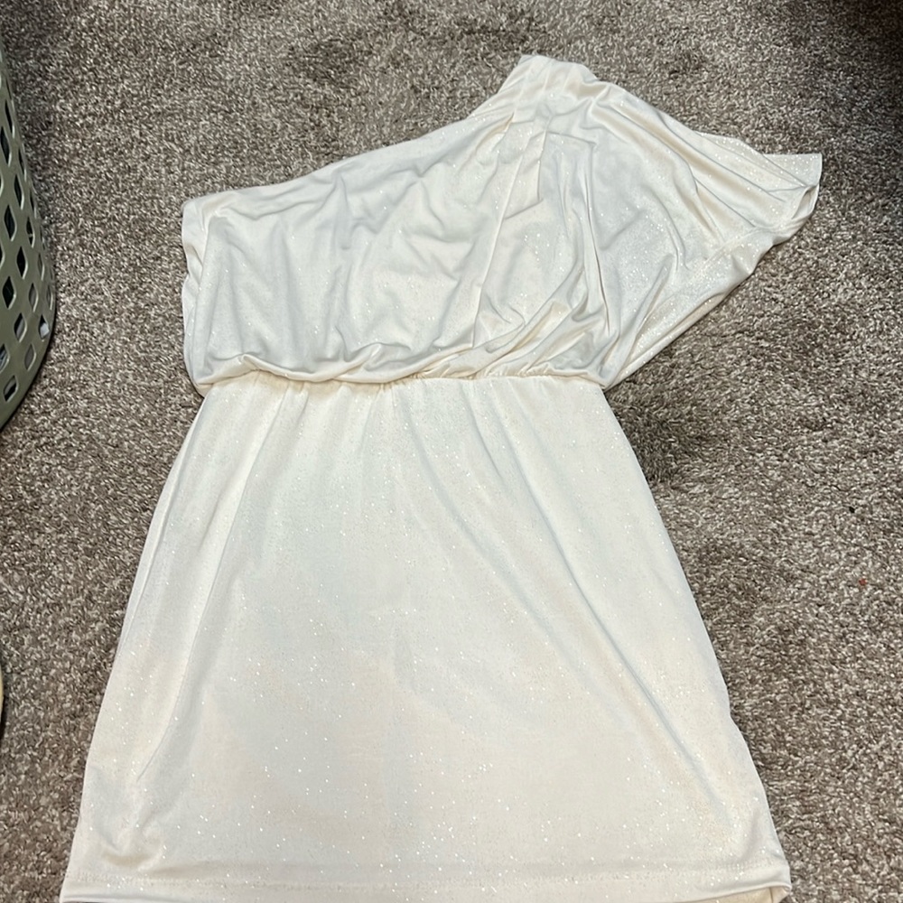 Dress one shoulder